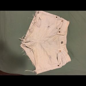 ✨ LEVI'S distressed shorts ✨